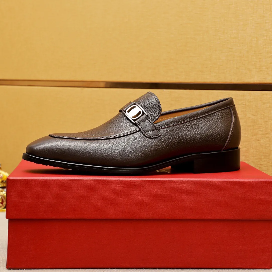 Men's shoes 💰460 💐 Product trademark: Ferragamo "Ferragamo" casual leather shoes Regular size: 38-44 (45.46🉑️customized) Product materials: Selected imported first-layer pebbled cowhide leather upper + luxury hardware buckle, imported water-dyed cowhide leather lining. Strong three-dimensional visual effect, original outsole color: 2 colors available